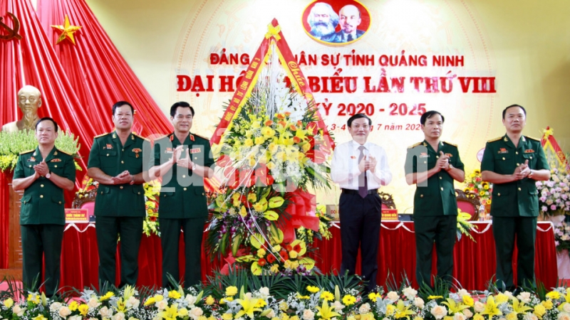 Lãnh đạo Quân khu 3 tặng hoa chúc mừng đại hội (7-2020). Ảnh: Thu Chung