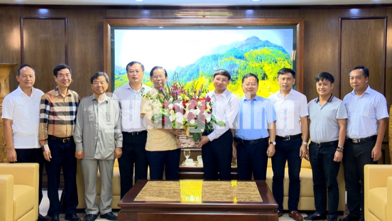 Đoàn các nhà báo, tổng biên tập các cơ quan báo chí Trung ương tặng hoa chúc mừng những thành tựu mà Quảng Ninh đã đạt được trong thời gian qua (10-2019). Ảnh: Mạnh Cường