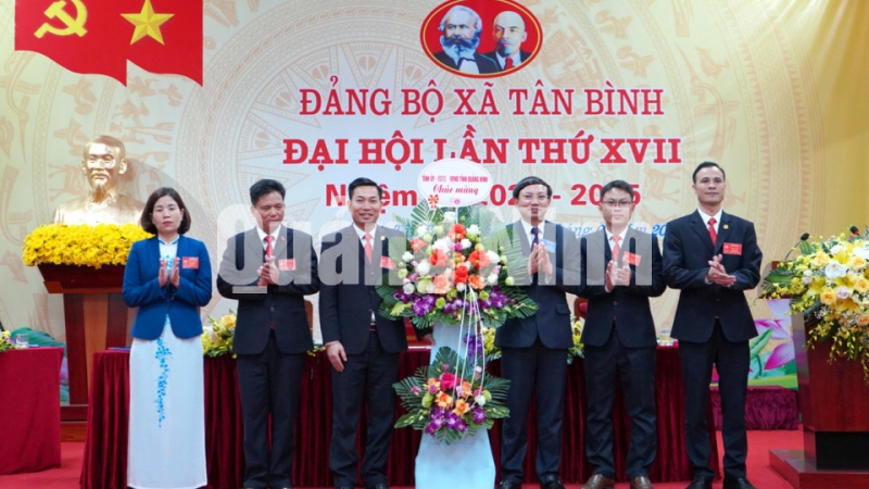 Bí thư Tỉnh ủy Nguyễn Xuân Ký tặng hoa chúc mừng Đại hội (3-2020). Ảnh: Hồng Nhung