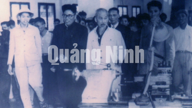 Chủ tịch Hồ Chí Minh thăm Xưởng Cơ khí tỉnh Hải Ninh.