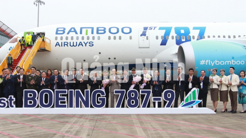 Các đại biểu chúc mừng các thành viên trong đoàn bay của máy bay Boeing 787-9 Dreamliner đầu tiên của hãng hàng không Bamboo Airways bay từ Cảng hàng không quốc tế Nội Bài đến Cảng hàng không quốc tế Vân Đồn (12-2019). Ảnh: Mạnh Trường
