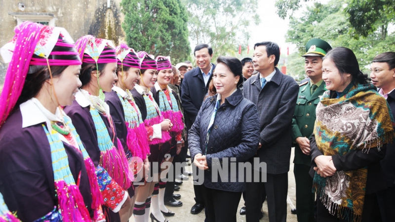 Chủ tịch Quốc hội Nguyễn Thị Kim Ngân đã thăm hỏi người dân xã Quảng Đức, huyện Hải Hà.