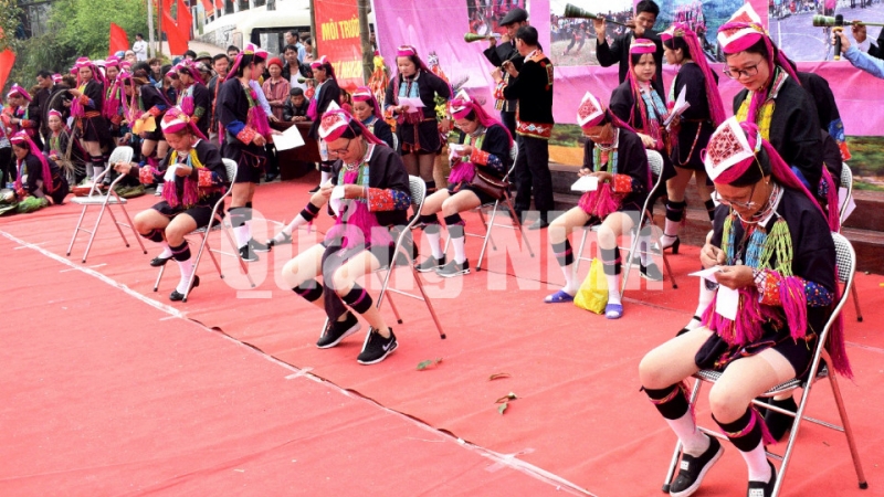 Thi thêu thổ cẩm tại lễ hội Văn hóa, thể thao dân tộc Dao xã Hà Lâu lần thứ I-2018. Ảnh: Công Thành