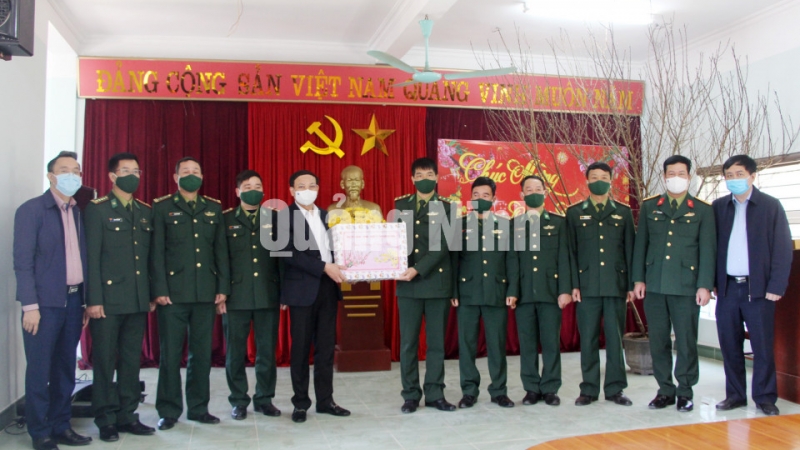 Bí thư Tỉnh ủy Nguyễn Xuân Ký động viên, chúc Tết cán bộ, chiến sỹ làm nhiệm vụ trên địa bàn xã Hoành Mô (2-2021). Ảnh: Trúc Linh