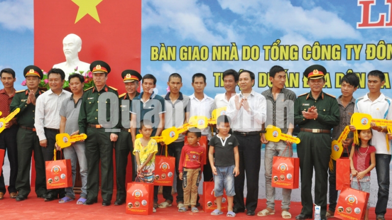 Lễ bàn giao nhà ở cho các hộ dân ra sinh sống trên Đảo Trần (giai đoạn 2012-2014). Ảnh: Quang Minh