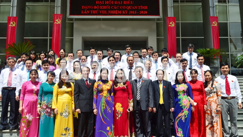 Đồng chí Đỗ Thị Hoàng, Phó Bí thư Thường trực Tỉnh ủy, Trưởng Đoàn ĐBQH tỉnh chụp ảnh lưu niệm cùng các đại biểu về dự Đại hội.
