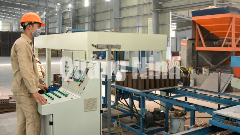 Dây chuyền công nghệ sản xuất gạch, ngói không nung tại Công ty CP Thanh Tuyền Group, TX Đông Triều (5-2018). Ảnh: Thanh Hằng