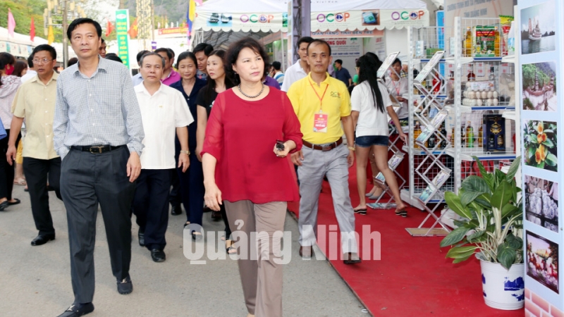 Đồng chí Nguyễn Thị Kim Ngân, Ủy viên Bộ Chính trị, Chủ tịch Quốc hội đã đến thăm Hội chợ OCOP Quảng Ninh hè 2016. Ảnh Đỗ Phương