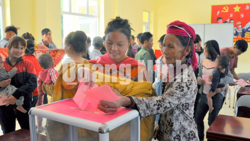Cử tri thôn Khe Và, thị trấn Bình Liêu bỏ phiếu bầu trưởng thôn nhiệm kỳ 2020-2022 (1-2020). Ảnh: Minh Hà