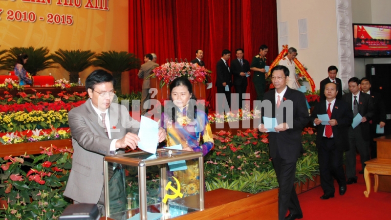 Các đồng chí lãnh đạo tỉnh và đại biểu dự Đại hội đại biểu Đảng bộ Tỉnh Quảng Ninh lần thứ VIII, nhiệm kỳ 2010 – 2015 bỏ phiếu bầu Ban chấp hành nhiệm kỳ mới. Ảnh: Đỗ Khánh