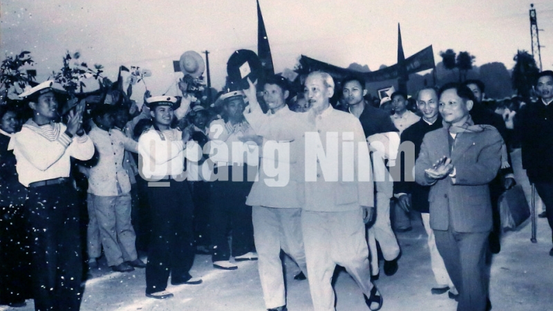 Bộ đội và nhân dân đảo Quảng Ninh đón chào Chủ tịch Hồ Chí Minh (2-2-1965).