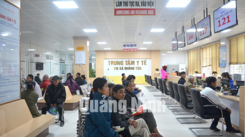 Người dân đến KCB tại Trung tâm Y tế TX Quảng Yên (12-2017). Ảnh: Nguyễn Hoa