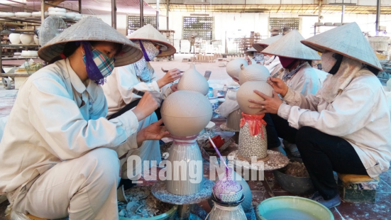 Trang trí hoạ tiết cho sản phẩm tại Công ty TNHH Gốm sứ Quang Vinh (7-2015). Ảnh: Việt Hoa