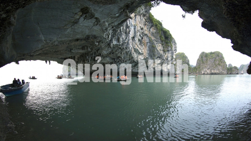 Khách du lịch thăm quan các hang động trên Vịnh Hạ Long. Ảnh: Khánh Giang