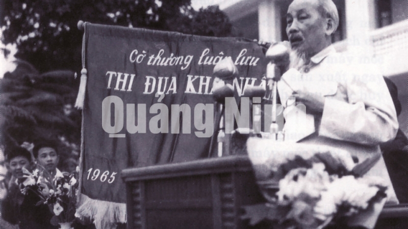 Chủ tịch Hồ Chí Minh và Cờ thưởng luân lưu thi đua khá nhất tặng ngành than.