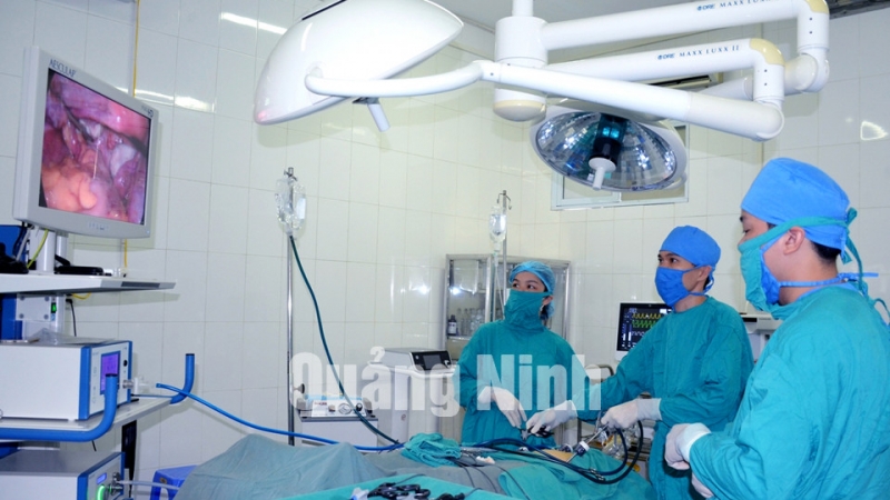 Phẫu thuật cắt u xơ tử cung cho người bệnh tại TTYT huyện Hải Hà (2-2020). Ảnh: Nguyễn Hoa