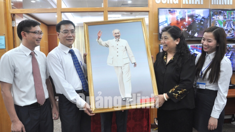 Đồng chí Tòng Thị Phóng, Ủy viên Bộ Chính trị, Phó Chủ tịch Quốc hội tặng bức ảnh Chủ tịch Hồ Chí Minh cho Trung tâm Hành chính công tỉnh.