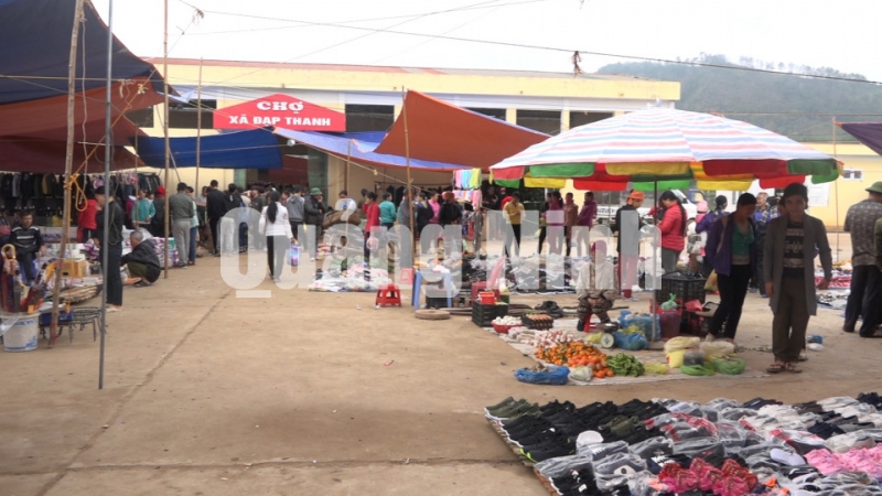 Người dân mua bán tại phiên chợ xã Đạp Thanh, Huyện Ba Chẽ (2-2018). Ảnh: Ngọc Lợi (Trung tâm TT - VH Ba Chẽ)