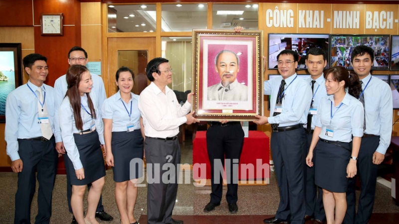 Chủ tịch nước Trương Tấn Sang tặng ảnh Bác Hồ cho cán bộ, nhân viên Trung tâm Hành chính công tỉnh Quảng Ninh.
