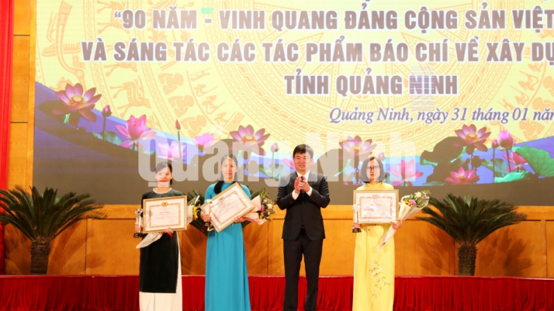 3 nhóm tác giả đoạt giải A Cuộc thi sáng tác các tác phẩm báo chí về công tác xây dựng Đảng tỉnh Quảng Ninh (1-2020). Ảnh: Thu Chung