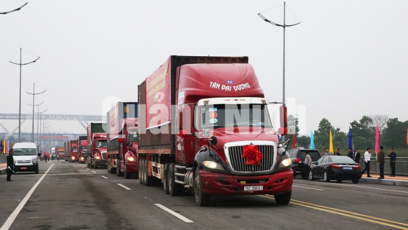 Những chuyến xe vận chuyển hàng hóa đầu tiên qua cầu Bắc Luân II (3-2019). Ảnh: Đỗ Phương