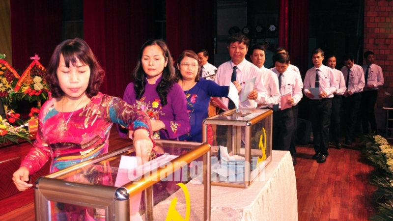 Các đại biểu bỏ phiếu bầu BCH Đảng bộ Than Quảng Ninh khóa IV