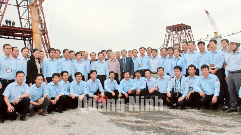 Tổng Bí thư Nguyễn Phú Trọng chụp ảnh lưu niệm với công nhân viên mỏ than Núi Béo.