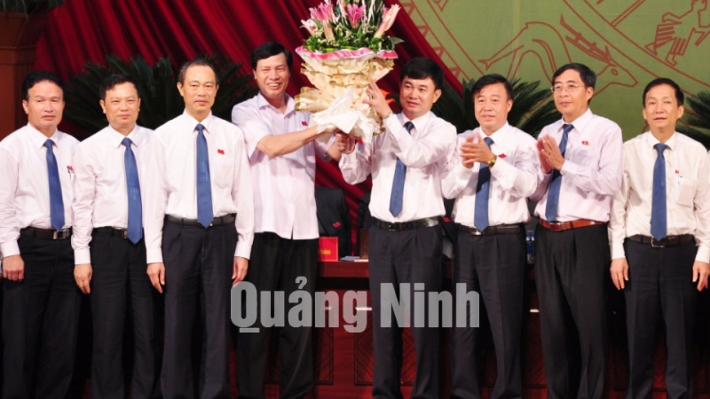 Đồng chí Nguyễn Đức Long, Phó Bí thư Tỉnh uỷ, Chủ tịch UBND tỉnh tặng hoa chúc mừng BCH Đảng bộ Than Quảng Ninh khóa IV.