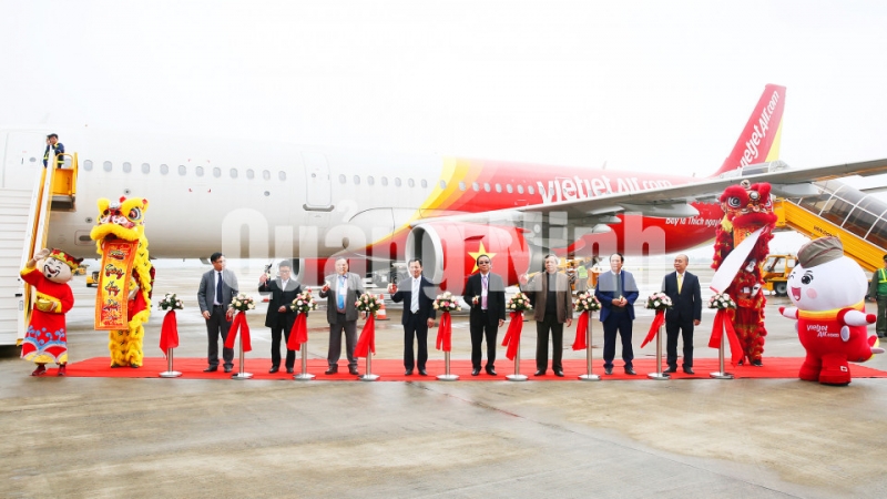 Các đồng chí lãnh đạo tỉnh Quảng Ninh, nhà đầu tư sân bay (Tập đoàn Sun Group) và hãng hàng không Vietjet cắt băng khai trương đường bay mới TP Hồ Chí Minh - Vân Đồn (20-1-2019). Ảnh: Đỗ Phương