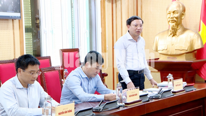 Đồng chí Nguyễn Xuân Ký, Bí thư Tỉnh ủy, Chủ tịch HĐND tỉnh, báo cáo tại buổi làm việc (8-2020). Ảnh: Thu Chung
