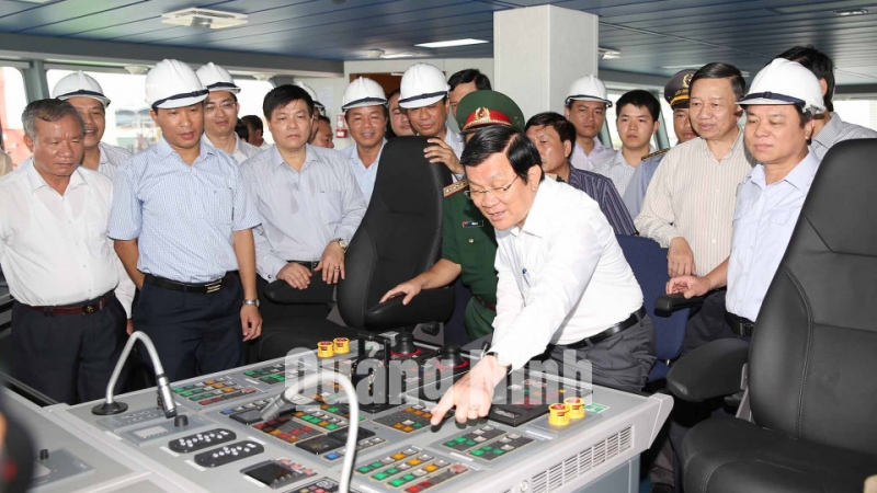 Chủ tịch nước Trương Tấn Sang thăm tàu kiểm ngư do Công ty TNHH MTV Đóng tàu Hạ Long đóng mới.