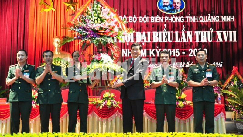 Đồng chí Nguyễn Đức Long, Phó Bí thư Tỉnh ủy, Chủ tịch UBND tỉnh tặng hoa chúc mừng Đại hội.