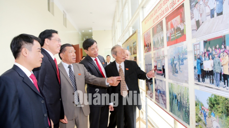 Bên lề Đại hội các đại biểu dự Đại hội xem hình ảnh thành tựu tỉnh Quảng Ninh, nhiệm kỳ 2010-2015