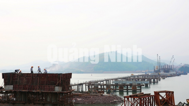 Cầu Cẩm Hải vượt sông Tài Xá - Mũi Chùa, kết nối TP Cẩm Phả với huyện Vân Đồn có chiều dài 729m, rộng 24,5m quy mô 4 làn xe (3-2017). Ảnh: Đỗ Phương