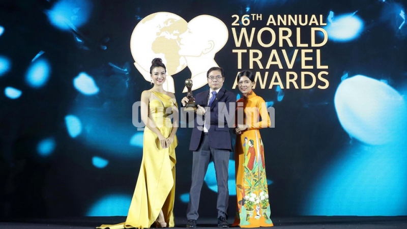 Ông Phạm Ngọc Sáu, Giám đốc Cảng hàng không quốc tế Vân Đồn nhận danh hiệu do WTA trao tặng (danh hiệu sân bay mới tốt nhất châu Á) (10-2019). Ảnh: Đỗ Phương