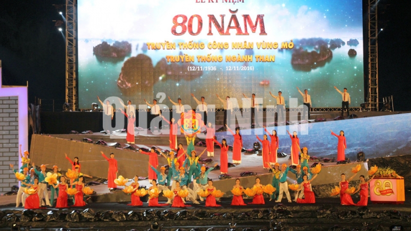 Tiết mục văn nghệ “Tự hào Than Việt Nam” mở đầu cho Lễ kỷ niệm 80 năm Ngày Truyền thống Công nhân Vùng mỏ - Truyền thống ngành Than. Ảnh: Hùng Sơn