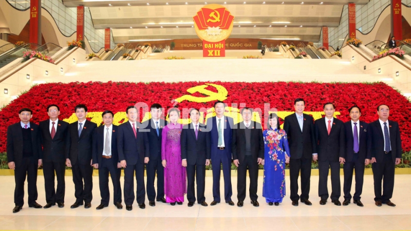 Đoàn đại biểu tỉnh Quảng Ninh và các đồng chí nguyên Bí thư Tỉnh ủy Quảng Ninh chụp ảnh lưu niệm tại Đại hội (1-2016). Ảnh: Ngọc Hà