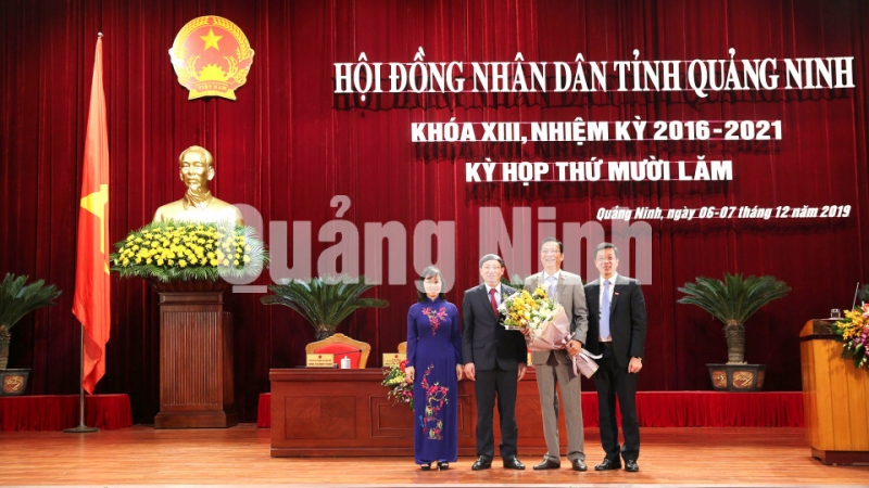Các đồng chí Thường trực HĐND tỉnh tặng hoa chúc mừng đồng chí Nguyễn Văn Đọc (12-2019). Ảnh: Hùng Sơn