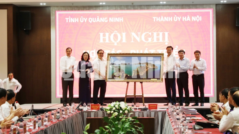 Lãnh đạo tỉnh trao quà lưu niệm cho đoàn công tác TP Hà Nội (8-2019). Ảnh: Nguyễn Thanh