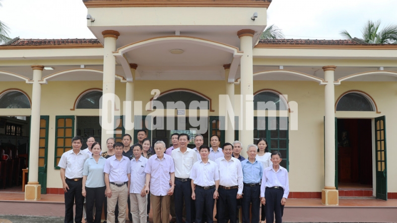 Bí thư Tỉnh ủy Nguyễn Văn Đọc chụp ảnh cùng cán bộ, đảng viên khu 10 (5-2019). Ảnh: Hồng Nhung
