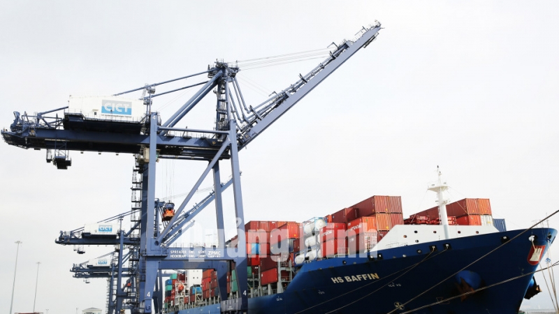 Tàu container quốc tế HS BAFFIN làm hàng tại Cảng Container Quốc tế Cái Lân. Ảnh: Đỗ Phương