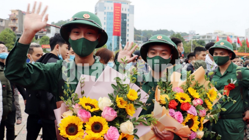Các tân binh TP Hạ Long phấn khởi lên đường nhập ngũ năm 2021 (3-2021). Ảnh: Lưu Linh