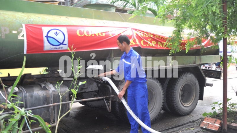 Cung cấp nước cho người dân bị mất nước do mưa lũ