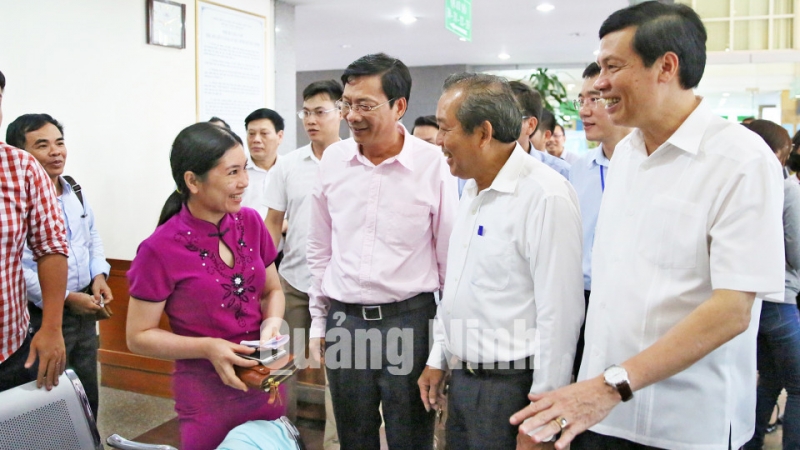 Phó Thủ tướng Trương Hòa Bình trò chuyện với người dân đến thực hiện thủ tục hành chính tại Trung tâm Hành chính công tỉnh.