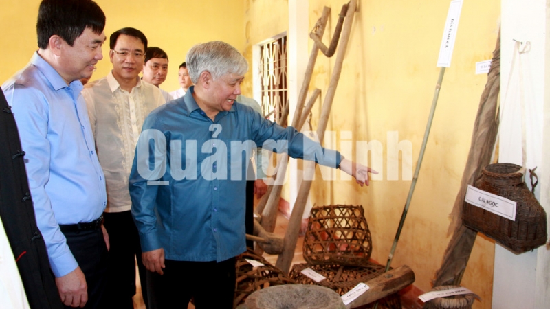 Các đại biểu tham quan khu trưng bày các công cụ sản xuất nông nghiệp của người dân tộc Sán Dìu tại xã Bình Dân (11-2019). Ảnh: Mạnh Trường