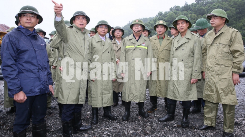 Phó Thủ tướng kiểm tra khai trường khai thác than và bãi thải tại mỏ Hà Tu (7-2019). Ảnh: Đỗ Phương
