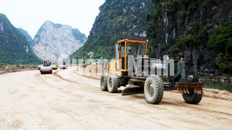 Nhà thầu thi công đắp nền đường bao biển nối TP Hạ Long với TP Cẩm Phả (12-2019). Ảnh: Đỗ Phương