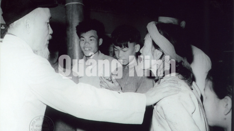 Chủ tịch Hồ Chí Minh chúc Tết gia đình ông bà Trần Mộc Sinh, dân tộc Hoa ở thôn Khe Cát, xã Minh Thành, huyện Yên Hưng (nay là TX Quảng Yên) (2-2-1965).