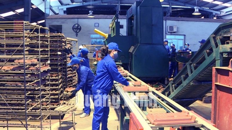 Hoạt động sản xuất kinh doanh của Công ty CP Viglacera Hạ Long (2-2020). Ảnh: Nguyễn Thơm