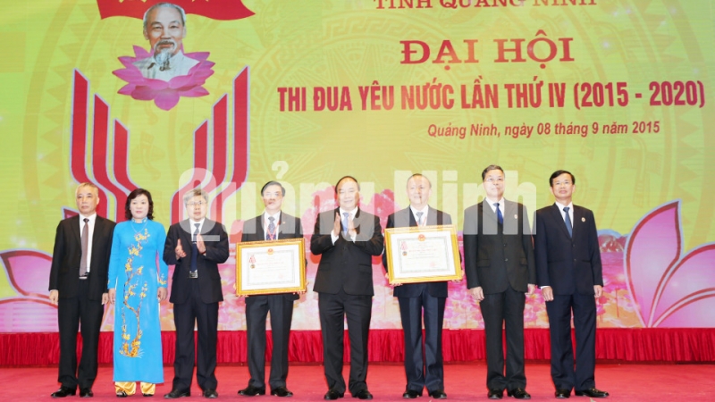 Đồng chí Nguyễn Xuân Phúc, Ủy viên Bộ Chính trị, Phó Thủ tướng Chính phủ trao Huân chương Độc lập hạng Ba cho Hội Cựu chiến binh tỉnh và Sở LĐ-TB&XH (9-2015). Ảnh: Đỗ Phương